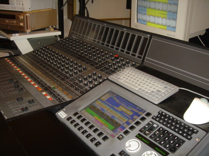 La consola digital de audio y el editor de AMS Neve.