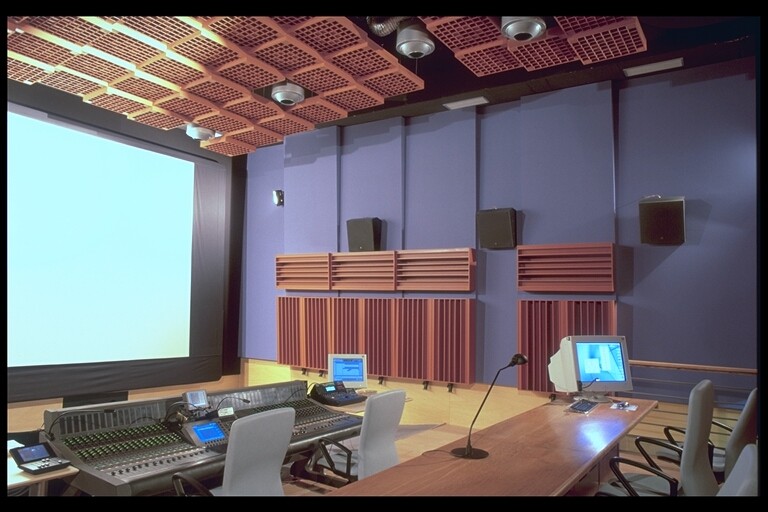 Post producción  del audio sincronizado con cine en los Estudios EXA en Madrid.  Utilizan, exclusivamente, consolas digitales de AMS Neve.