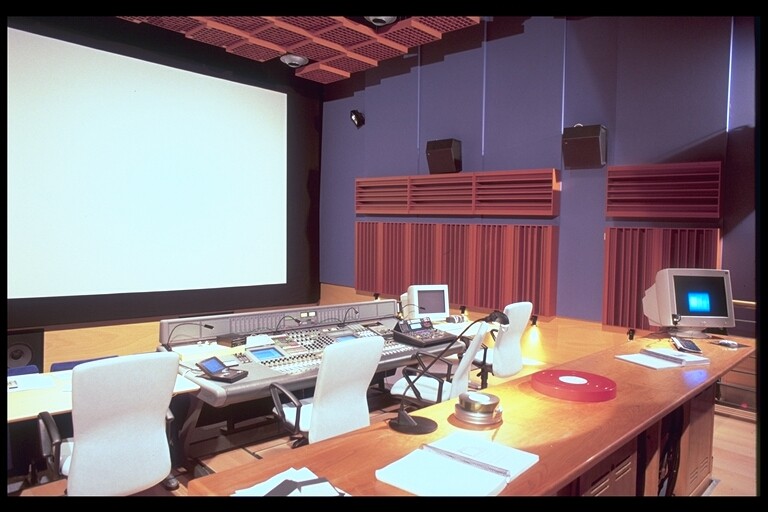 Segunda sala de mezclas en los Estudios EXA de Madrid.  En esta foto se ve la AMS Neve LIBRA POST, consola digital.