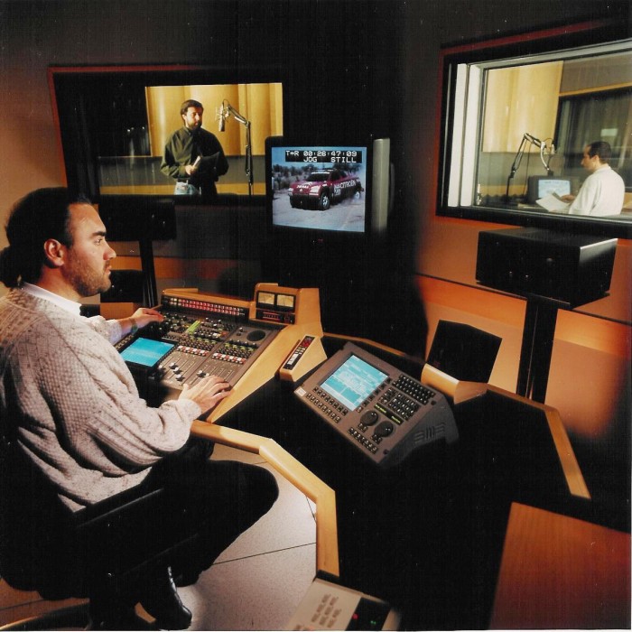 Sala de Edición con la AMS Neve LOGIC 3 consola digital y el AudioFile, editor en disco duro.