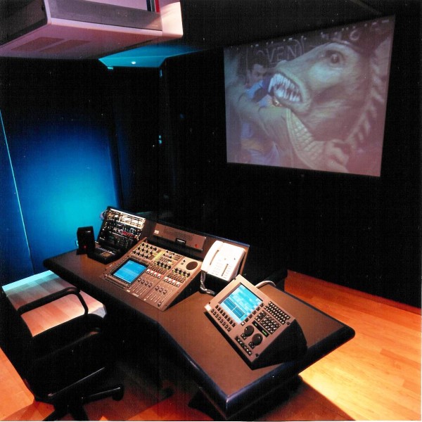Una de las dos salas de mezclas con la AMS Neve LOGIC 3 consola digital y el AudioFile, editor en disco duro.