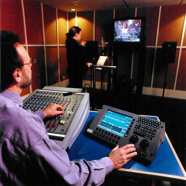 Una de las 9 salas de doblaje con el grabador/editor en disco duro AMS Neve AudioFile.