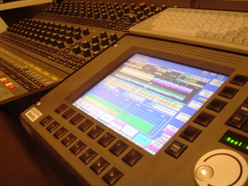 El editor/grabador en disco duro AMS Neve AudioFile SC en primera plana en el Estudio de Kash.